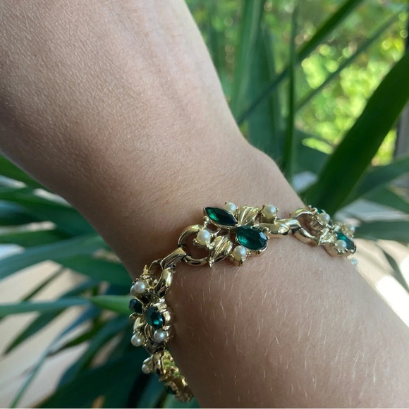 Ornate Emerald and Faux Pearl Gold Tone Victorian Inspired Bracelet - Picture 11 of 13